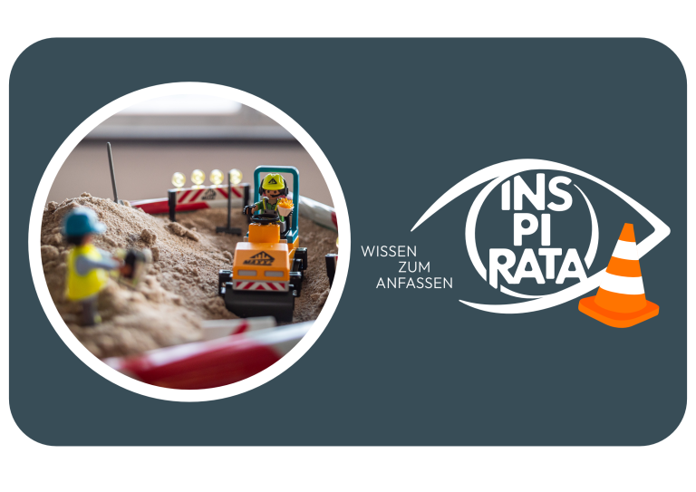Mit Playmobil nachgestellte Baustelle auf dunklem Hintergrund, daneben das Logo der INSPIRATA