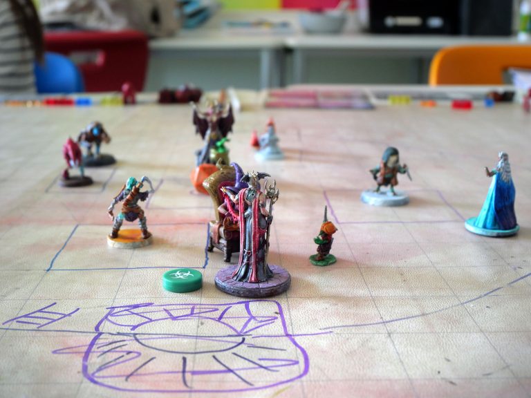 Spielfiguren auf einem Spielfeld