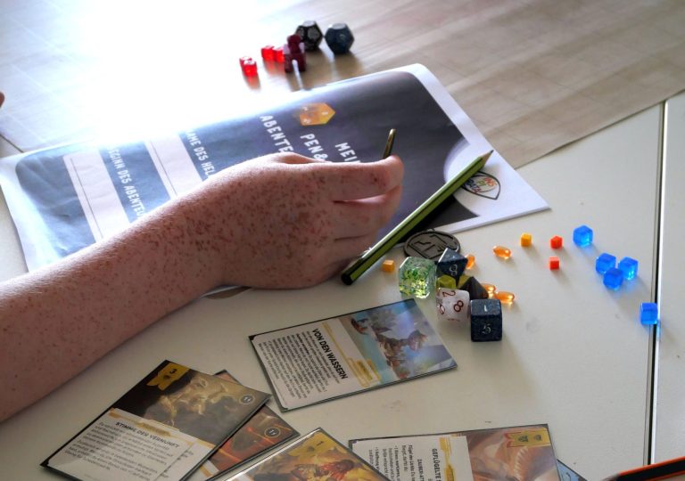 Tisch mit Arm und Spielkarten